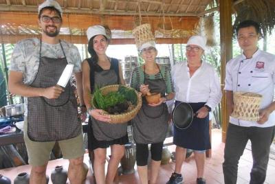 Hoi An Eco Cooking Class (mercado local, canasta, pesca de cangrejo y clase de cocina) Hoi An Eco Cooking Class (mercado local, canasta, pesca de cangrejo y clase de cocina)