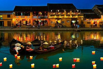 Explore Hoi An a pie Explore Hoi An a pie