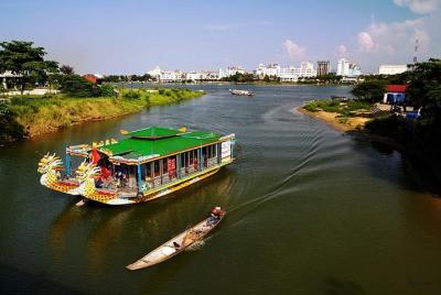 Tour Privado: Tour de la ciudad de Hue de día completo que incluye paseo en barco por el río Perfume