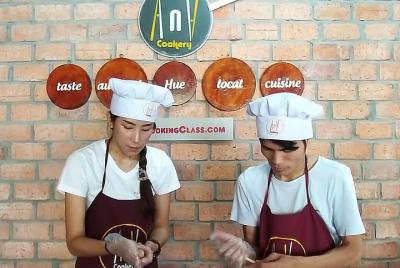 Clase de cocina por la noche - cocinar y degustar comida vietnamita