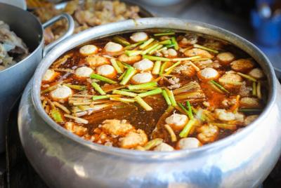 Recorrido gastronómico nocturno de Hue en moto