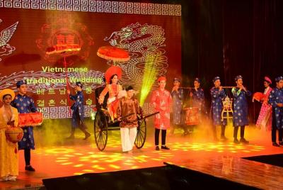 DISFRAZ TRADICIONAL VIETNAMITA - SHOW Y CENA AO DAI en HUE CITY DISFRAZ TRADICIONAL VIETNAMITA - SHOW Y CENA AO DAI en HUE CITY