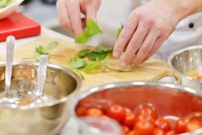 Hue Cooking Class en Dragon Boat, incluido Hotel Pickup by Cyclo