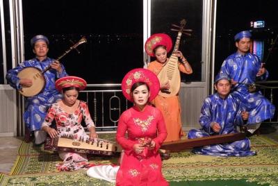 Paseo en barco y canción popular Río Perfume Romántico