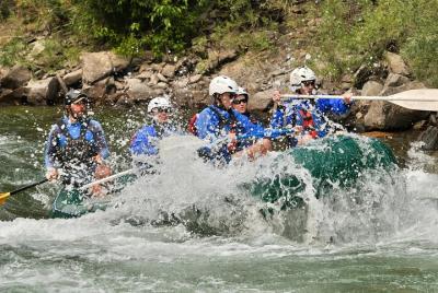 Desafíe con el rafting en aguas bravas y visite un campo tranquilo en Da Lat