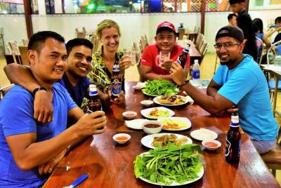 Nha Trang Small Group Evening Food Adventure con guía local