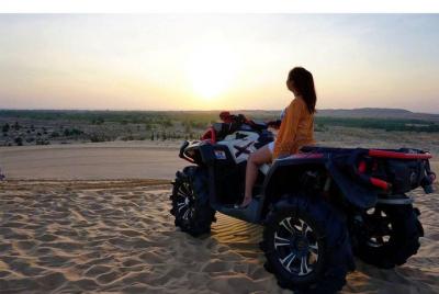Paseo en jeep por el amanecer o el atardecer en las dunas de Mui Ne Sand Paseo en jeep por el amanecer o el atardecer en las dunas de Mui Ne Sand