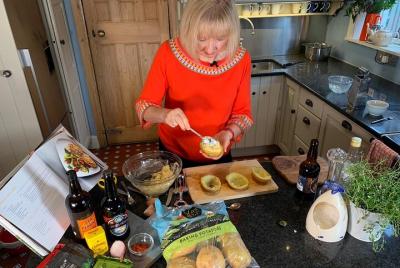Experiencia virtual de cocina galesa con la cocinera de TV Nerys Howell Experiencia virtual de cocina galesa con la cocinera de TV Nerys Howell