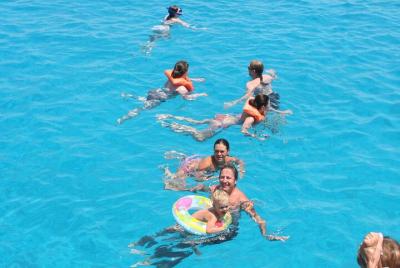 Crucero de día perezoso por la costa este de Chipre con almuerzo a bordo