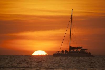 Crucero al atardecer en catamarán con esnórquel de Marlín del Rey desde Tamarindo