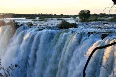 Excursión de 2 días a las cataratas Victoria y al parque Zambezi con alojamiento