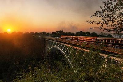 Cena de tren de vapor de las Cataratas Victoria