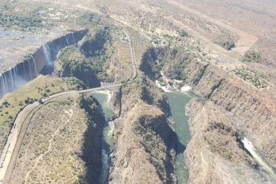 15 minutos de vuelo panorámico en helicóptero sobre las cataratas victoria y safari game drive