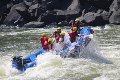 Rafting en aguas bravas de medio día en Zambezi