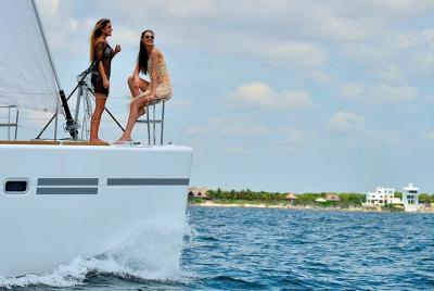 Navegación en Isla Mujeres con esnórquel, almuerzo y barra libre