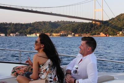 Bosphorus Sunset Cruise en Elegant Yacht - Small Group Cruise Bosphorus Sunset Cruise en Elegant Yacht - Small Group Cruise