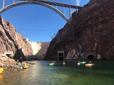Excursión de día completo en kayak por el río Colorado desde Las Vegas Excursión de día completo en kayak por el río Colorado desde Las Vegas