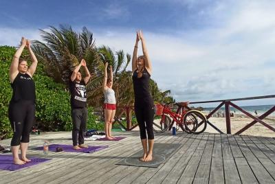 ✋ Clase de Yoga frente a la Playa, maestra desde la India
