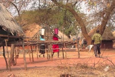 Tour tradicional de la aldea en las cataratas Victoria Zimbabwe