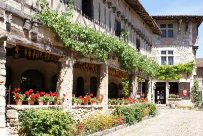 Beaujolais y Pérouges Cata de vino y comida Tour privado de un día desde Lyon Beaujolais y Pérouges Cata de vino y comida Tour privado de un día desde Lyon