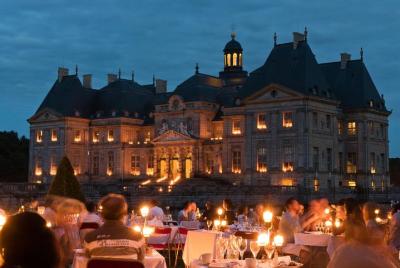 Recorrido nocturno en helicóptero por Vaux-le-Vicomte desde París con cena gourmet de 3 platos con champán, fuegos artificiales y traslado de vuelta en limusina Recorrido nocturno en helicóptero por Vaux-le-Vicomte desde París con cena gourmet de 3 platos con champán, fuegos artificiales y traslado de vuelta en limusina