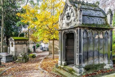 Recorrido en audio por el cementerio Pere Lachaise de París en la aplicación móvil Recorrido en audio por el cementerio Pere Lachaise de París en la aplicación móvil