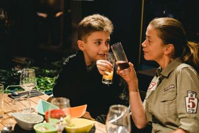 Cena italiana en el río Sena Cena italiana en el río Sena