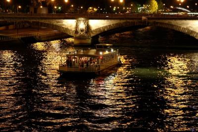 Crucero con cena de 3 horas por el río Sena y el canal de Saint-Martin Crucero con cena de 3 horas por el río Sena y el canal de Saint-Martin