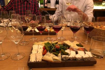 La mejor clase de degustación: 10 quesos combinados con 10 vinos. La mejor clase de degustación: 10 quesos combinados con 10 vinos.