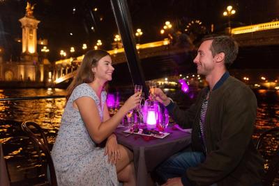 Crucero con cena romántica por el río Sena en París y copa de champán Crucero con cena romántica por el río Sena en París y copa de champán