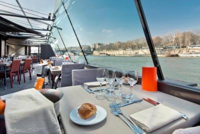 Acceso a la cumbre de la Torre Eiffel y crucero con almuerzo Acceso a la cumbre de la Torre Eiffel y crucero con almuerzo