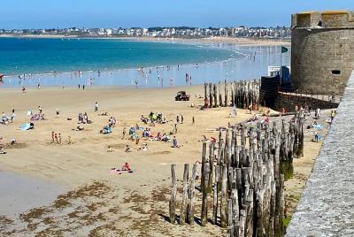 Normandía de 2 días: grupo pequeño guiado por Bretaña en minivan desde París, 7 lugares de interés principales Normandía de 2 días: grupo pequeño guiado por Bretaña en minivan desde París, 7 lugares de interés principales
