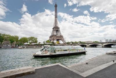 Crucero turístico con paradas libres por el río Sena en París Crucero turístico con paradas libres por el río Sena en París