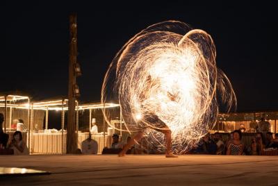 Safari de lujo en el desierto con entretenimiento en vivo y cena 