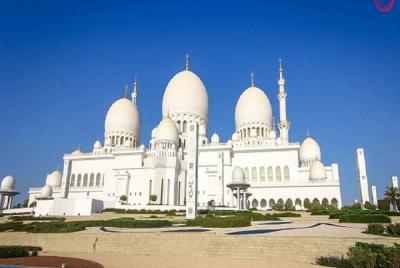 Abu Dhabi Sheikh Zayed Grand Mosque con café en el Emirates Palac