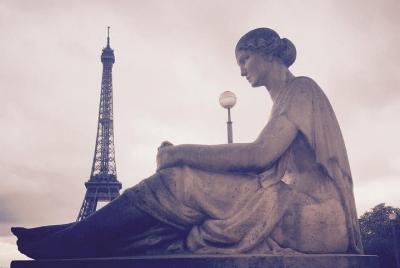 Visita guiada a la Torre Eiffel con entrada al Museo del Louvre y crucero por el río Sena
