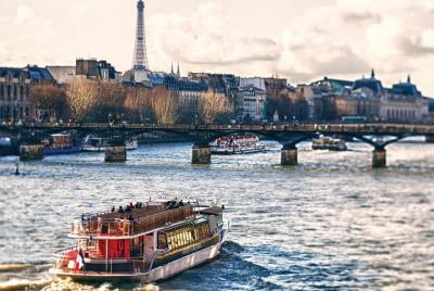 Crucero con almuerzo o cena en el río Sena de París Crucero con almuerzo o cena en el río Sena de París