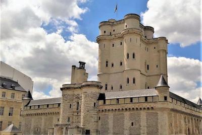 Diversión familiar en París: descubra la vida en un castillo medieval (tour para grupos pequeños)