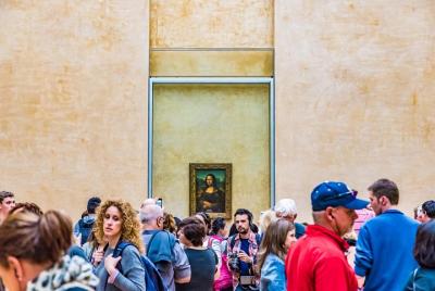 Omita la línea: Museo del Louvre con orientación a la Mona Lisa Omita la línea: Museo del Louvre con orientación a la Mona Lisa