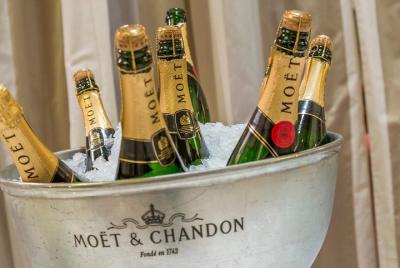 Traslado privado desde el aeropuerto de París o CDG a Reims o Epernay Traslado privado desde el aeropuerto de París o CDG a Reims o Epernay