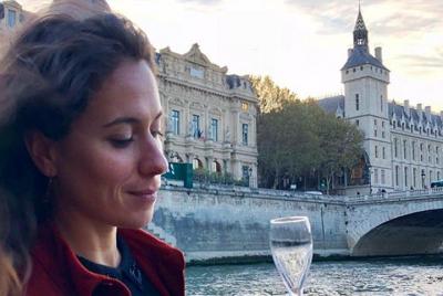Cata de champán en un crucero por el río Sena Cata de champán en un crucero por el río Sena