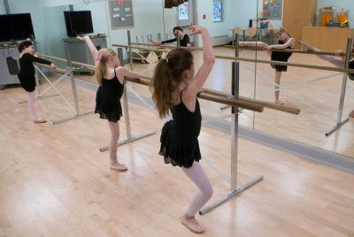 Withlocals Ballet Like a Princess Paris Experiencia virtual para niños Withlocals Ballet Like a Princess Paris Experiencia virtual para niños