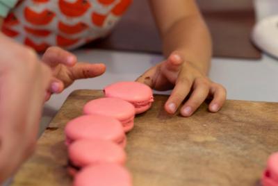Macaron haciendo clase para niños en París Macaron haciendo clase para niños en París