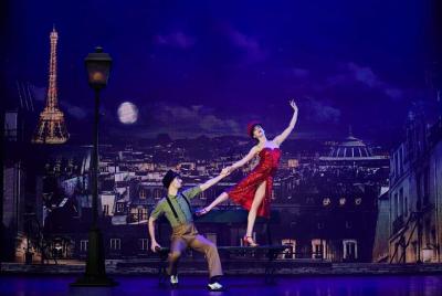 Paradis Latin Paris Cabaret Cena y espectáculo de San Valentín Paradis Latin Paris Cabaret Cena y espectáculo de San Valentín