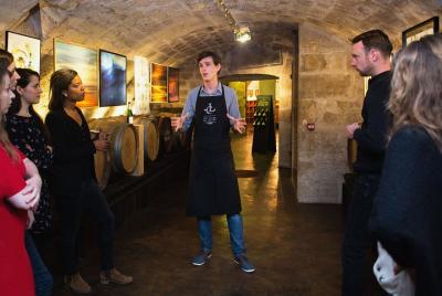 Visita guiada y degustación de vinos en una bodega real en París Visita guiada y degustación de vinos en una bodega real en París