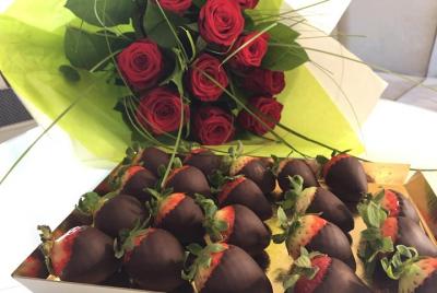 Rosas de París y fresas cubiertas con chocolate a domicilio Rosas de París y fresas cubiertas con chocolate a domicilio