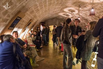 Visita guiada y cata de vinos en una bodega histórica en el centro de París. Visita guiada y cata de vinos en una bodega histórica en el centro de París.