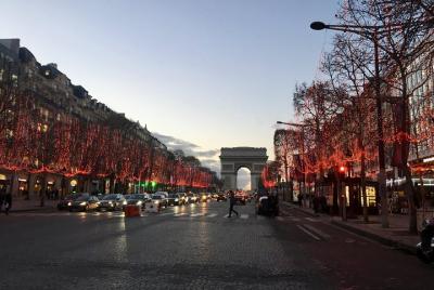 París en Navidad con los Campos Elíseos y el Arco del Triunfo París en Navidad con los Campos Elíseos y el Arco del Triunfo
