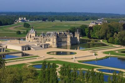 Visita privada al castillo de Chantilly 5 horas en auto de lujo Visita privada al castillo de Chantilly 5 horas en auto de lujo