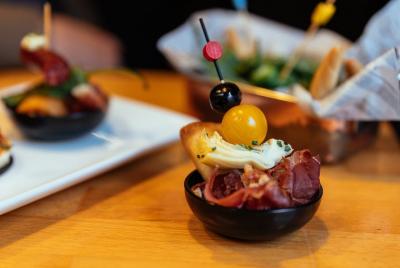 Tapas catalanas de Withlocals: clase de cocina ONLINE con gourmet local